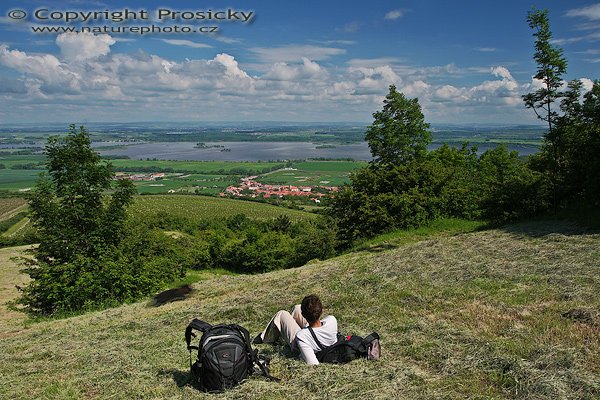 Pod Děvínem, Pod Děvínem, pohled na Novomlýnské nádrže, Autor: Ondřej Prosický, Fotoaparát: Canon EOS 20D, Objektiv: Canon EF 17-40mm f/4 L USM, polarizační filtr, stativ Gitzo G1227 + G1377, Ohnisková vzdálenost (EQ35mm): 27.20mm, ostřeno manuálně, Clona: 14.00, Doba expozice: 1/13 s, ISO: 100, Vyvážení expozice: -1/3 EV, Blesk: Ne, Vytvořeno: 7. června 2006 10:02, pod vrchem Děvín, CHKO Pálava (ČR)

Pozn.: Malá vzpomínka na svatební cestu, na snímku je moje žena Marta a ta černá šmouha je naše fenka skotského teriéra Sára. 