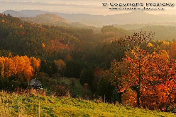 Švýcarská rána, Autor: Ondřej Prosický, Model aparátu: Canon EOS 20D, Objektiv: Canon EF 17-40mm f/4 L USM + polarizační filtr, Použité ohnisko (EQ35mm): 27.2 mm, stativ: Gizto 1227LVL + 1377M, Clona: 13.0, Čas: 1/4 s, ISO: 100, Měření expozice: celoplošné, Korekce expozice +1/3 EV, Blesk: ne, Vytvořeno: 28. října 2006, 8:29, Křížový vrch, Národní park České Švýcarsko (ČR)