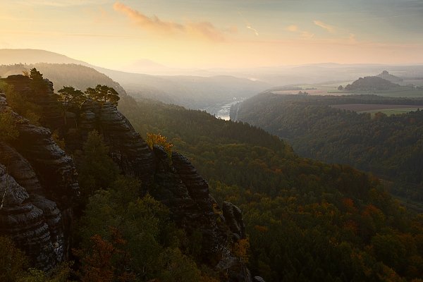 Schrammsteinaussicht, Schrammsteine, pohled k Labi, Vyhlídka Schrammsteinaussicht na masívu Schrammsteine, Autor: Ondřej Prosický | NaturePhoto.cz, Model: Canon EOS-1D Mark III, Objektiv: Canon EF 17-40mm f/4 L USM, Ohnisková vzdálenost (EQ35mm): 40 mm, stativ Gitzo 3540LS + RRS BH55, Clona: 13, Doba expozice: 1/30 s, ISO: 100, Kompenzace expozice: -3 1/3, Blesk: Ne, Vytvořeno: 5. října 2008 7:38:45, NP Saské Švýcarsko (Německo) 