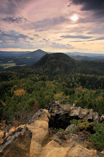 Rudolfův kámen, NP České Švýcarsko, Vyhlídka s Rudolfova kamene, Autor: Ondřej Prosický | NaturePhoto.cz, Model: Canon EOS-1D Mark III, Objektiv: Canon EF 17-40mm f/4 L USM, Ohnisková vzdálenost (EQ35mm): 22 mm, stativ Gitzo 3540LS + RRS BH55, Clona: 13, Doba expozice: 1/4 s, ISO: 100, Kompenzace expozice: -1 1/3, Blesk: Ne, Vytvořeno: 29. září 2007 16:57:58, NP České Švýcarsko (Česko) 