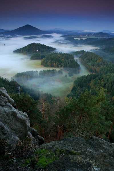 Noc na Mariině vyhlídce, Autor: Ondřej Prosický | NaturePhoto.cz, Model: Canon EOS-1D Mark III, Objektiv: Canon EF 17-40mm f/4 L USM, Ohnisková vzdálenost (EQ35mm): 27 mm, stativ Gitzo 3540LS + RRS BH55, Clona: 13, Doba expozice: 10.0 s, ISO: 200, Kompenzace expozice: -2/3, Blesk: Ne, Vytvořeno: 30. září 2007 6:49:31, Mariina vyhlídka, NP České Švýcarsko (Česko) 