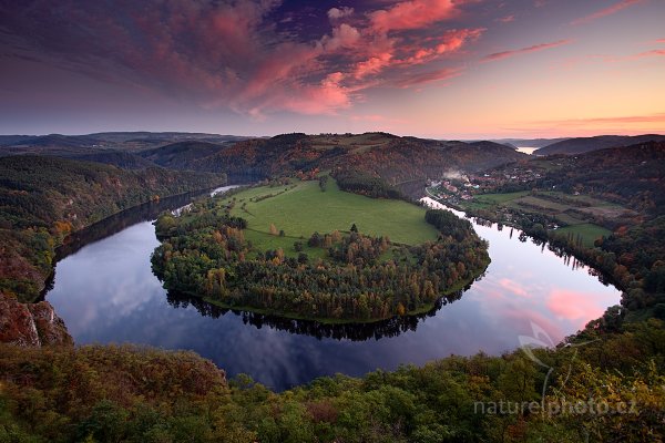 Vyhlídka na meandr Vltavy, Autor: Ondřej Prosický | NaturePhoto.cz, Model: Canon EOS 5D Mark II, Objektiv: Canon EF 17-40mm f/4 L USM, Ohnisková vzdálenost (EQ35mm): 20 mm, stativ Gitzo, Clona: 9.0, Doba expozice: 6.0 s, ISO: 100, Kompenzace expozice: 0, Blesk: Ne, Vytvořeno: 9. října 2010 18:39:04, Solenice (Česko) 